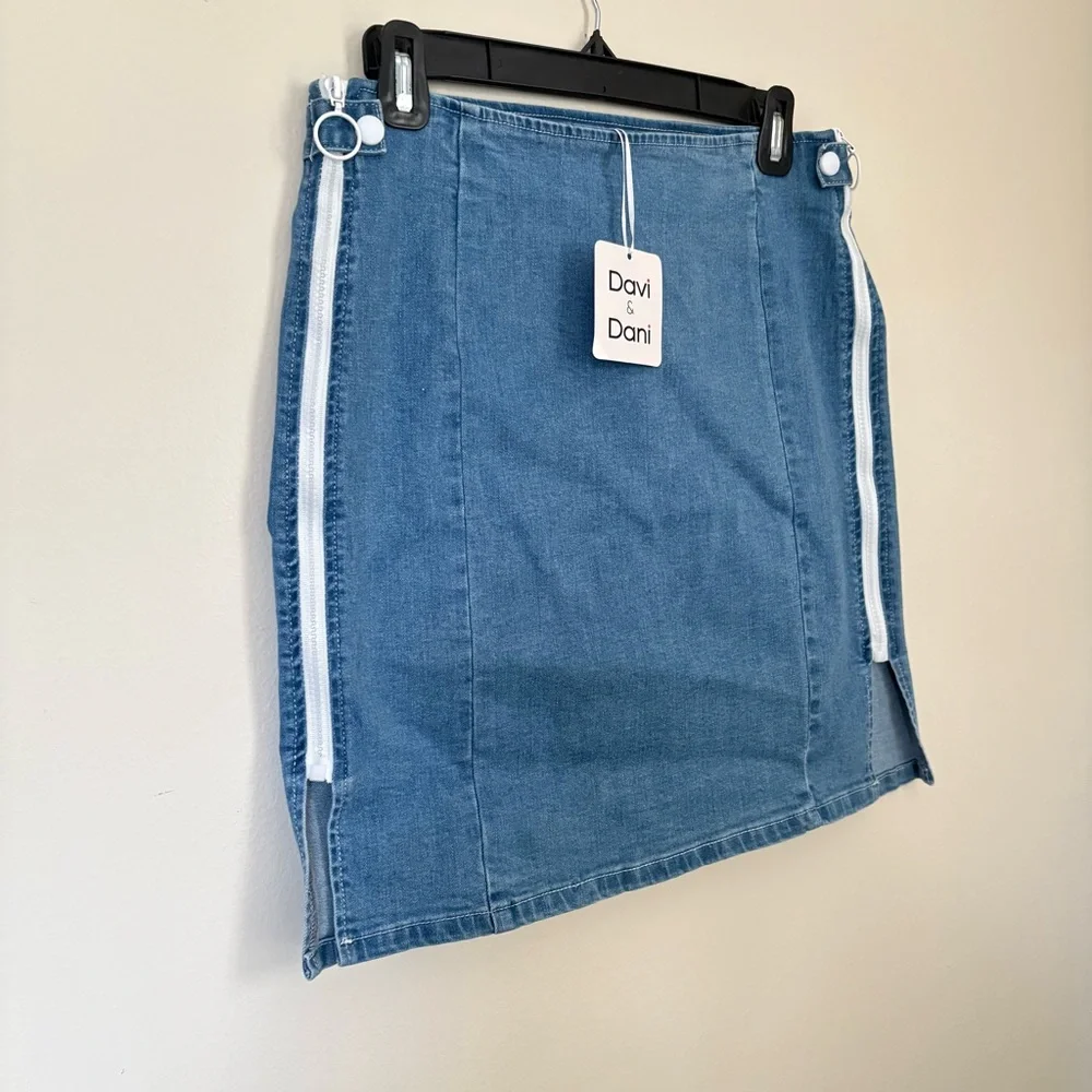 DAVI & DANI Denim Mini Skirt Size Medium - Picture 2 of 10